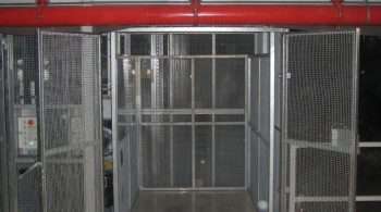 Magazijnlift met blokkeringsklep en lichtschermen bij DocData Nederland - De Jong's Liften