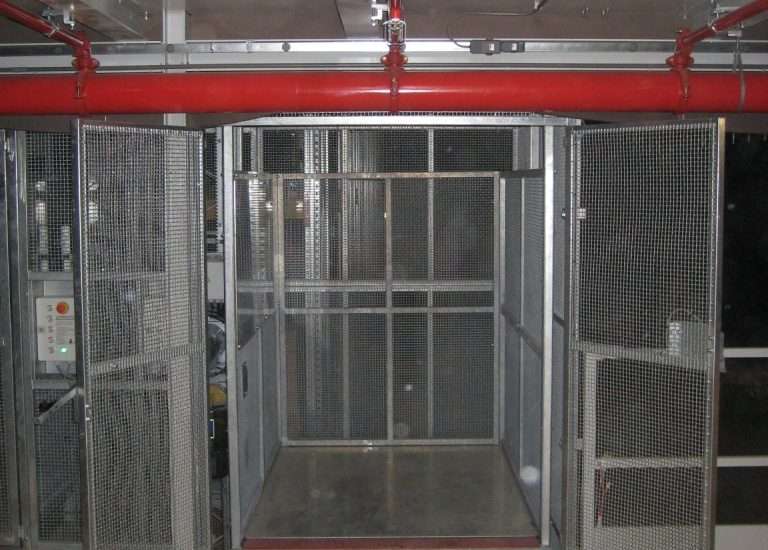 Magazijnlift met blokkeringsklep en lichtschermen bij DocData Nederland - De Jong's Liften