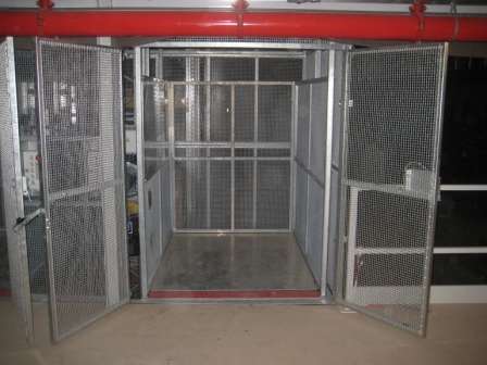 Magazijnlift met blokkeringsklep bij DocData Nederland - De Jong's Liften