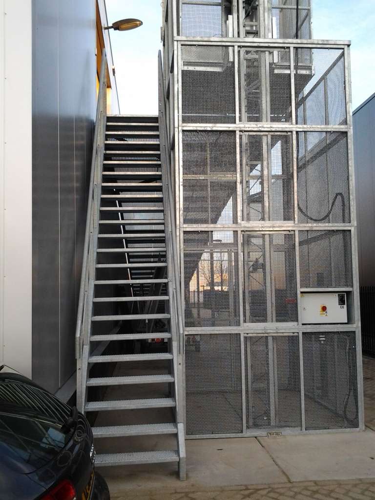 Magazijnlift bij autobedrijf van Mossel Waalwijk - De Jong's Liften