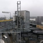 Personen-/goederenlift PT500A in industriële omgeving - De Jong's Liften