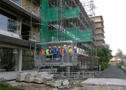 Veilig vervoer van personen en goederen op bouwproject met personen-goederenlift PT2000A - De Jong's Liften