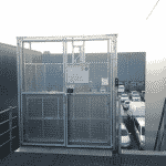 Gesloten magazijnlift SL met laad- en loskleppen - De Jong's Liften