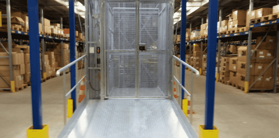 Magazijnlift SL met vaste oprit in distributiecentrum - De Jong's Liften
