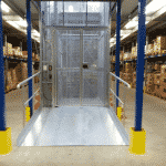 Magazijnlift SL met vaste oprit in distributiecentrum - De Jong's Liften