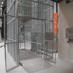 Magazijnlift met laad- en loskleppen - De Jong's Liften
