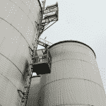 Industriële lift PT500SP en PT1000 SP geplaatst tegen een silo - De Jong's Liften