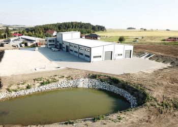 De verkoop- en productiefabriek van De Jong's Liften in Tsjechië